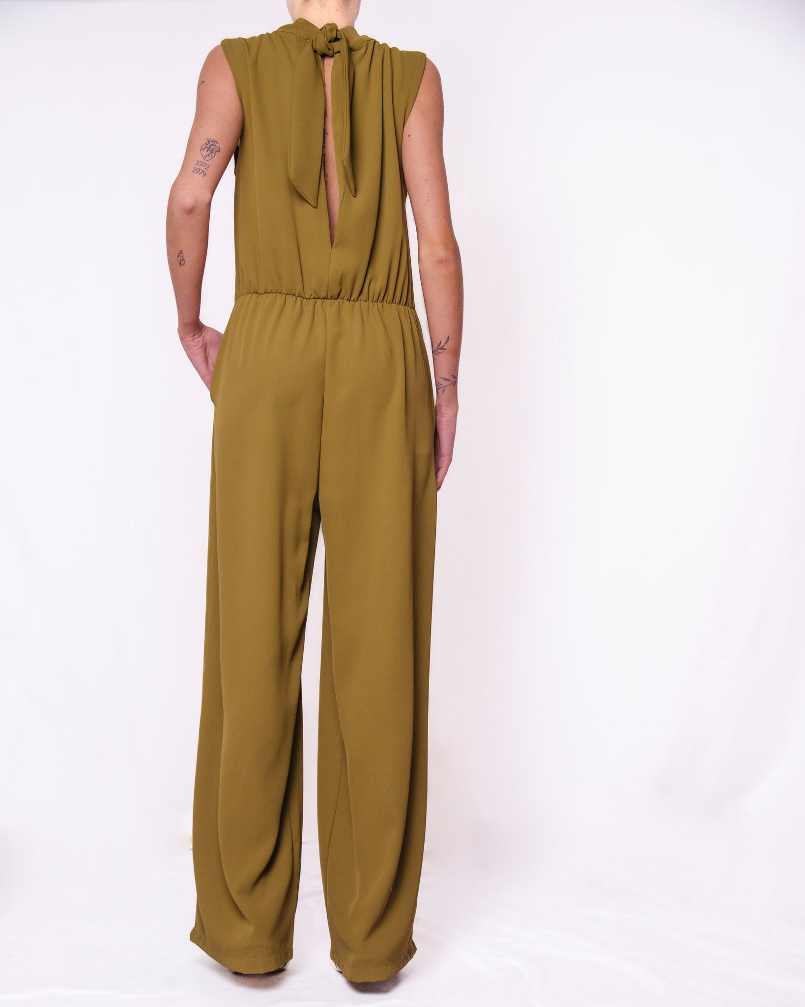 Tuta jumpsuit senza maniche collo con nodo cut-out Donna  -  26093KA