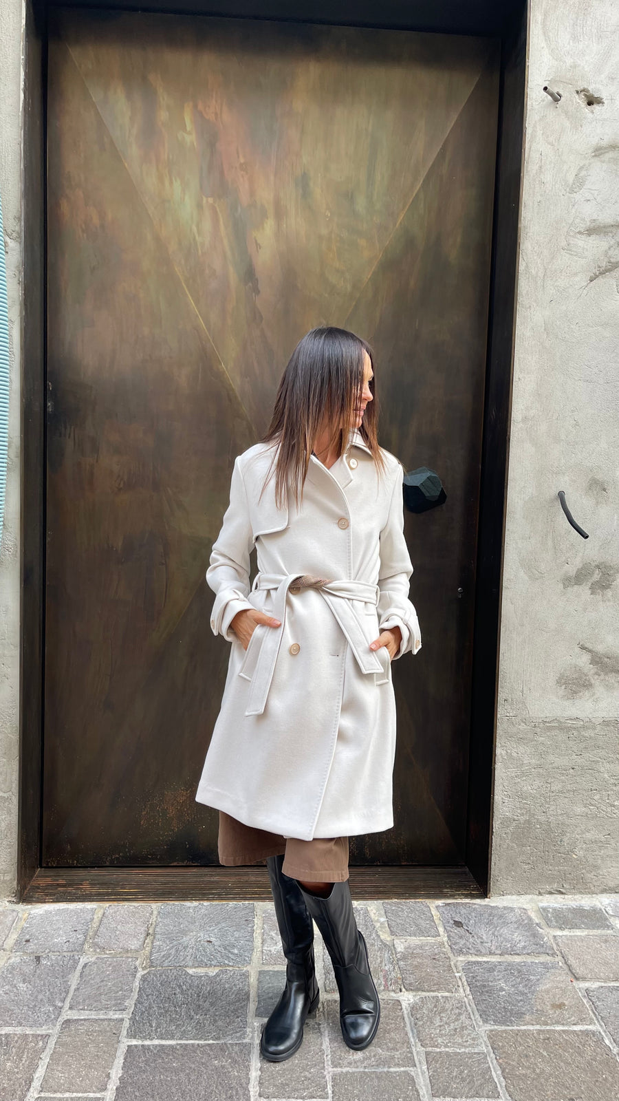 Eleganza senza tempo, in una tonalità che illumina ogni look.