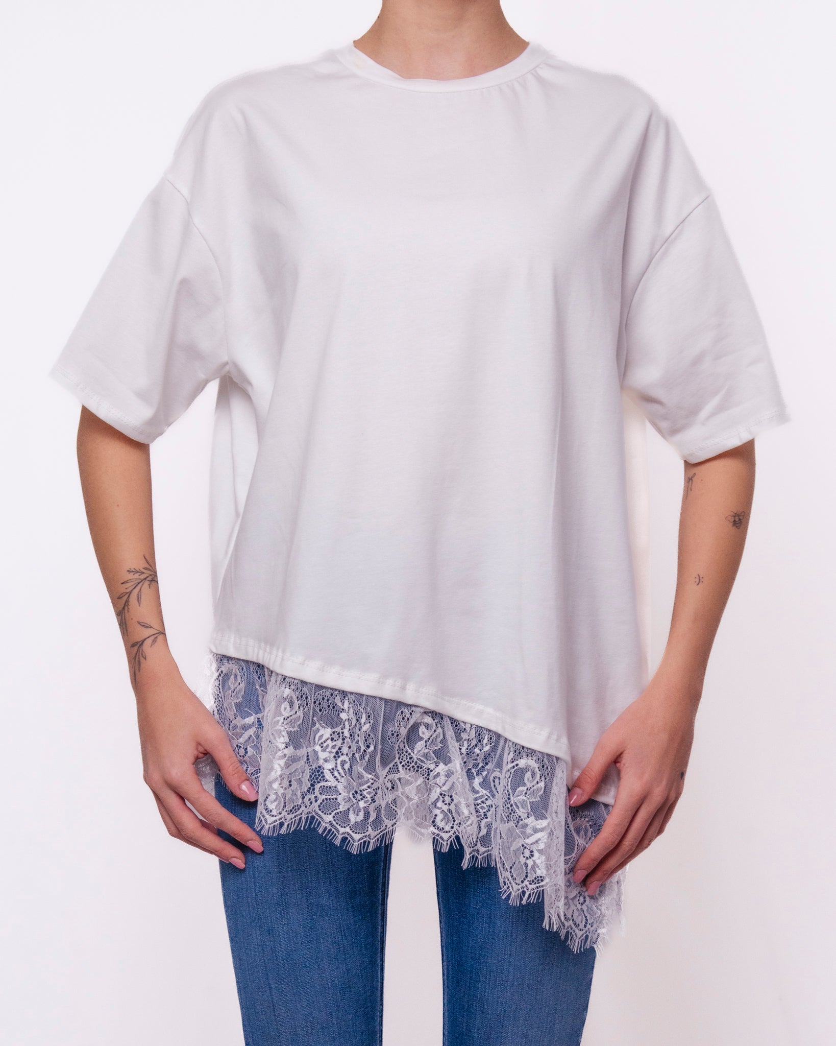 T-shirt Oversize con Orlo in Pizzo Asimmetrico Donna  -  8516KA