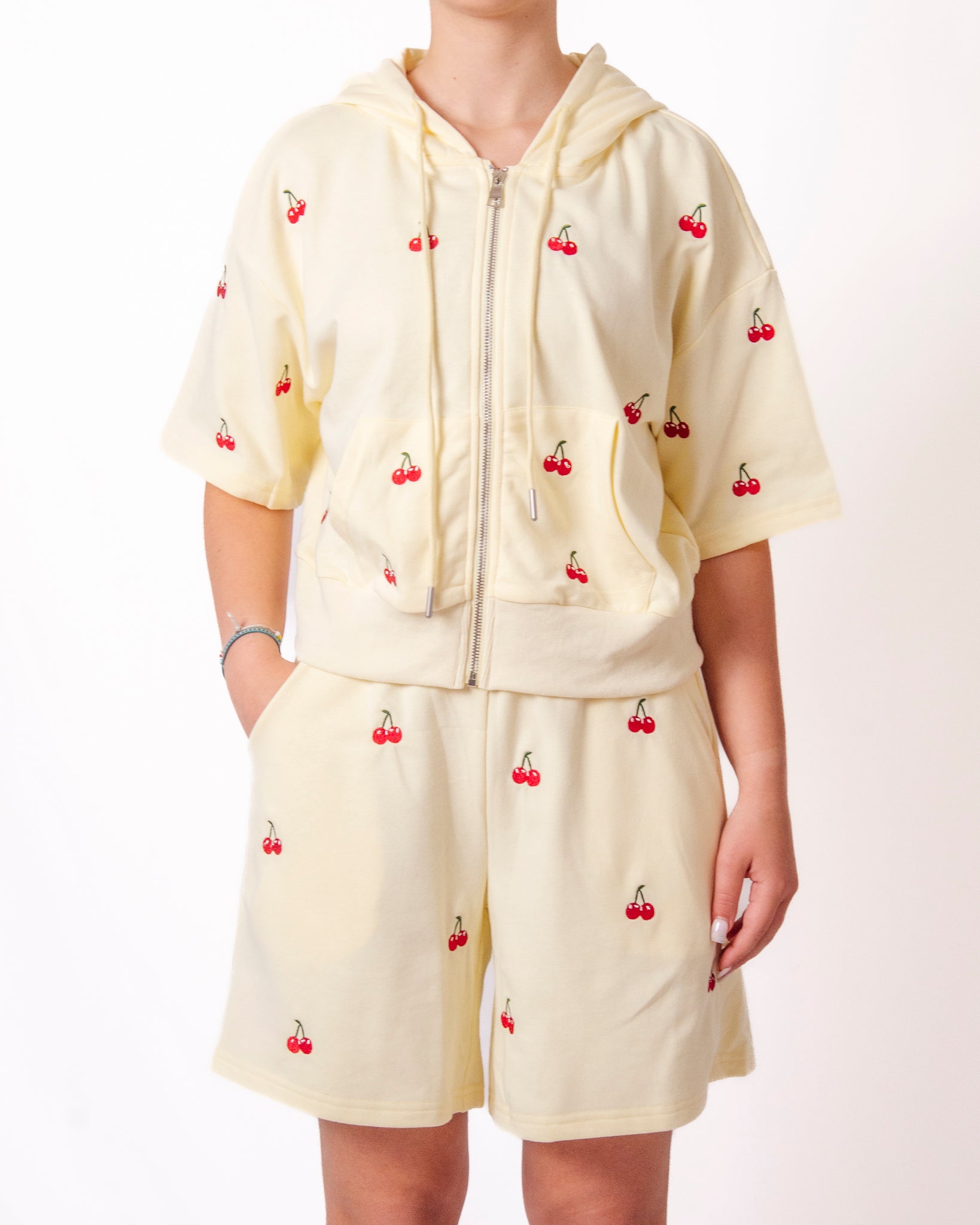 Coordinato felpa con cappuccio e shorts ricamo ciliegie Donna  -  7906V