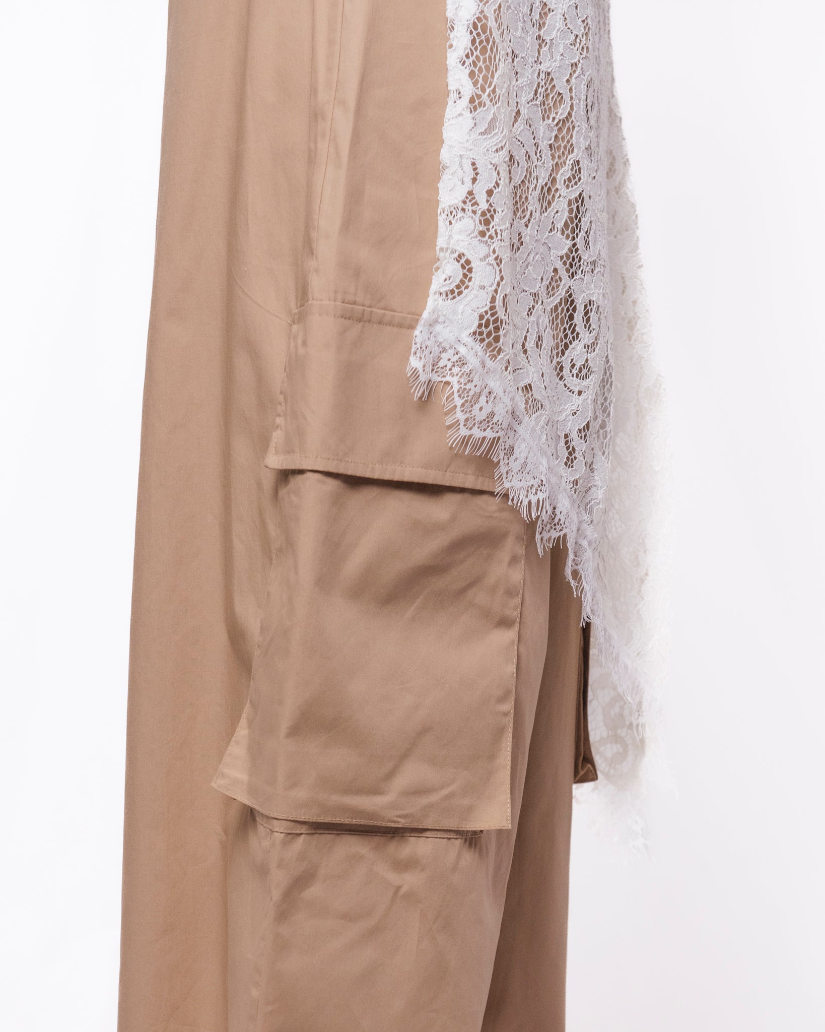Pantaloni cargo baggy con inserto in pizzo asimmetrico Donna  -  134P669PE26R