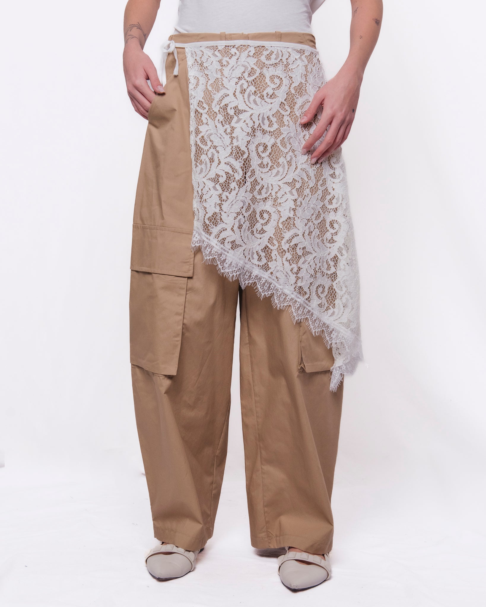 Pantaloni cargo baggy con inserto in pizzo asimmetrico Donna  -  134P669PE26R
