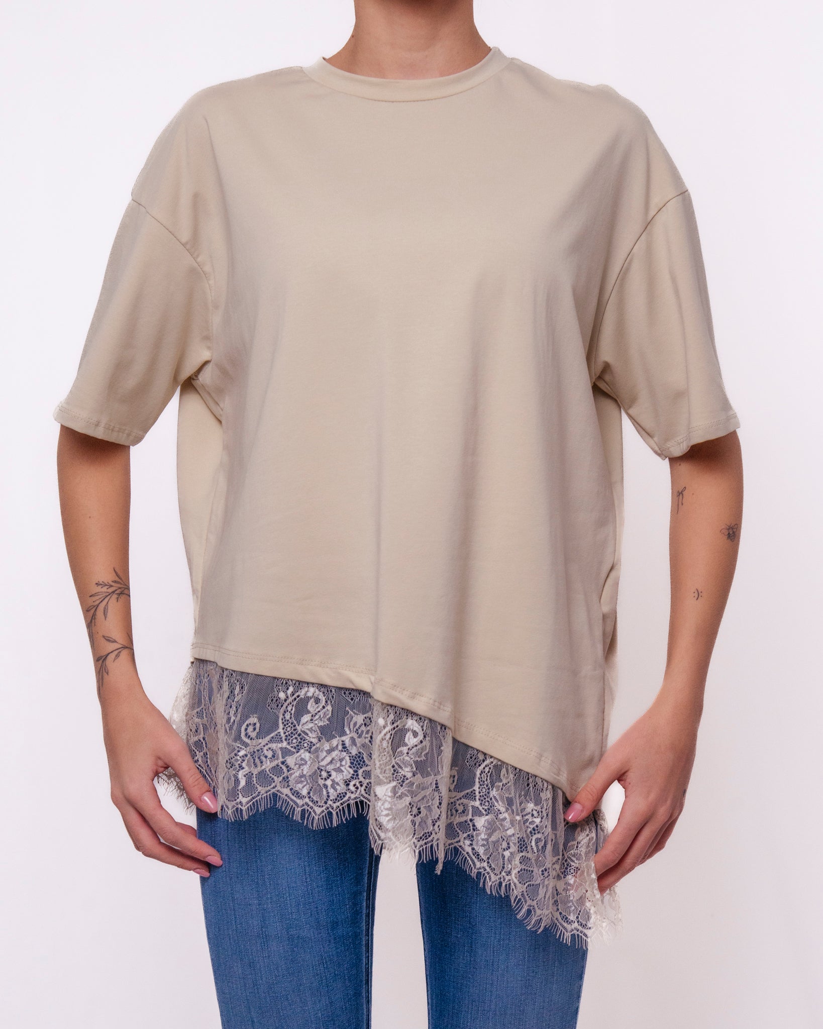 T-shirt Oversize con Orlo in Pizzo Asimmetrico Donna  -  8516KA
