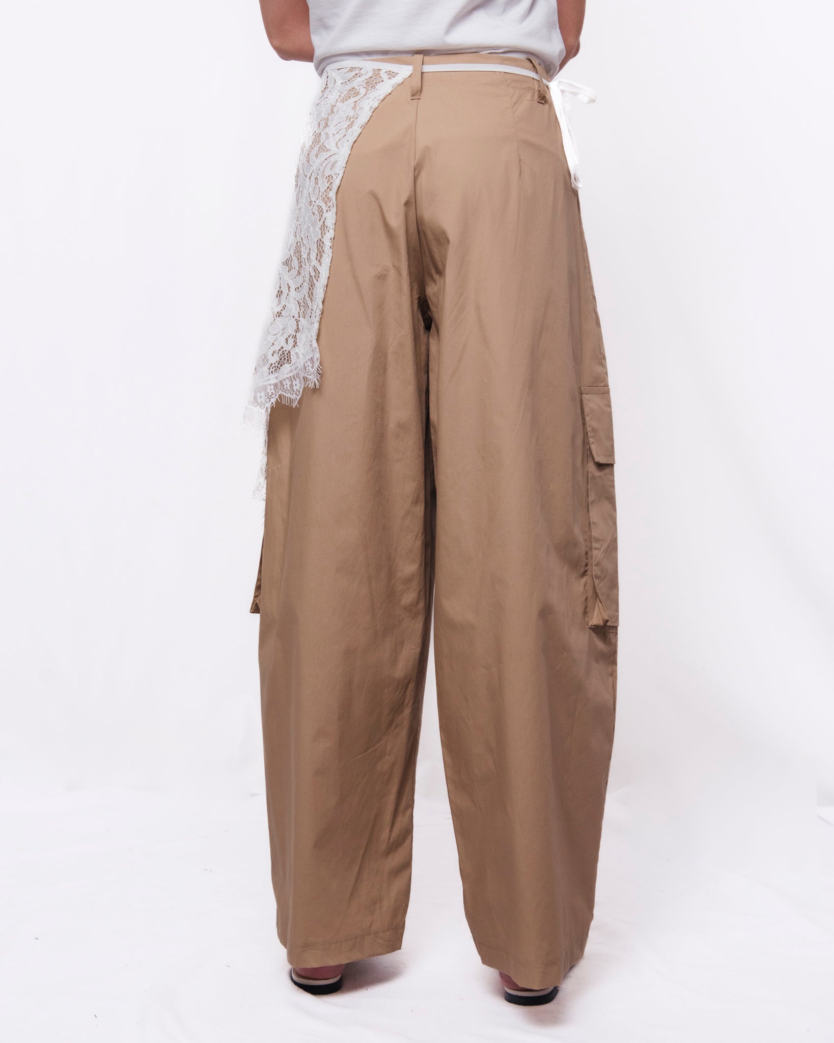 Pantaloni cargo baggy con inserto in pizzo asimmetrico Donna  -  134P669PE26R